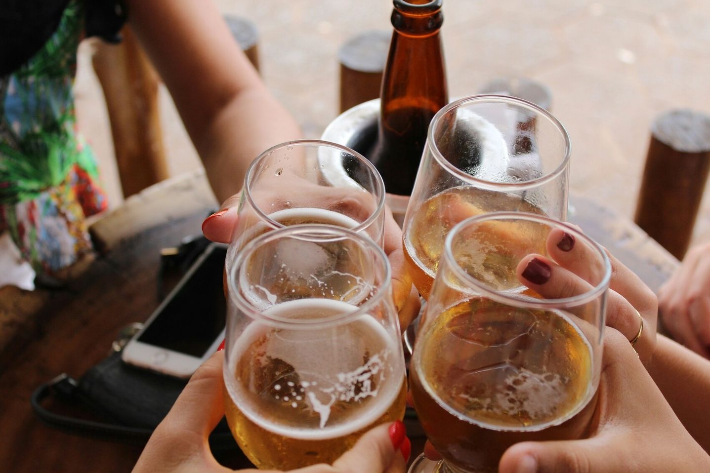 Eine Gruppe von Menschen, die mit Biergläsern anstoßen und Freude teilen