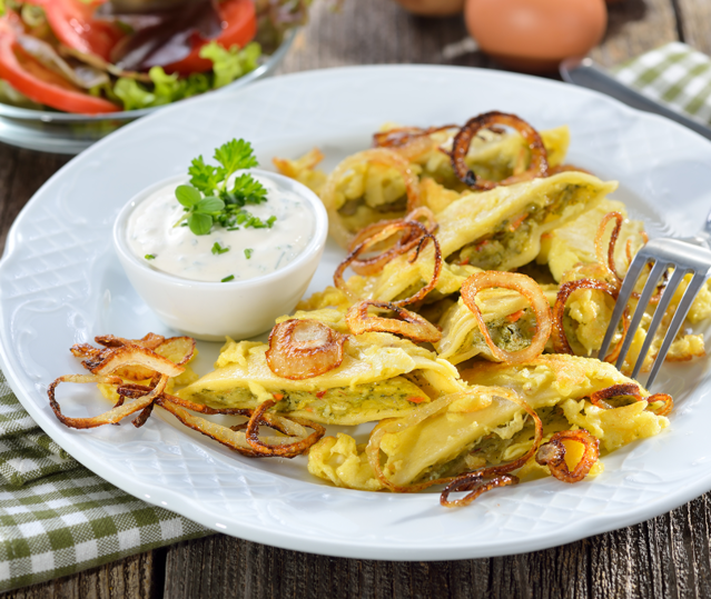 Ein Teller mit Essen, einer Gabel und einem Salat